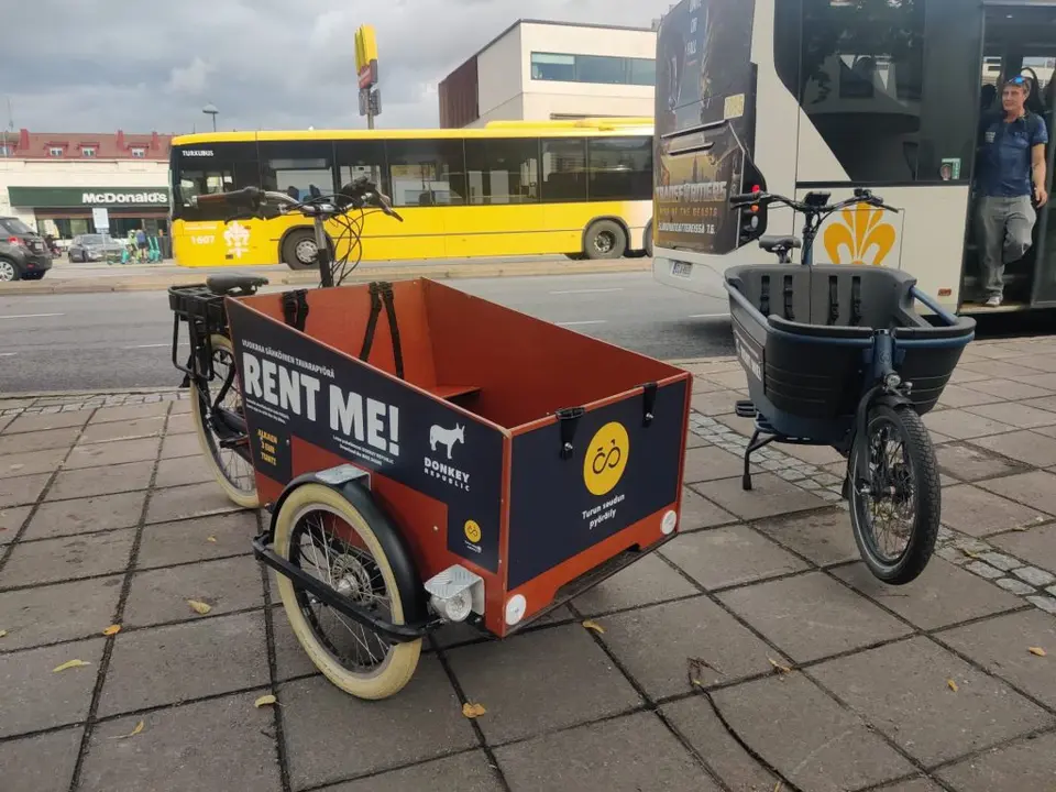 Sähköinen tavarakaupunkipyörä asemalla